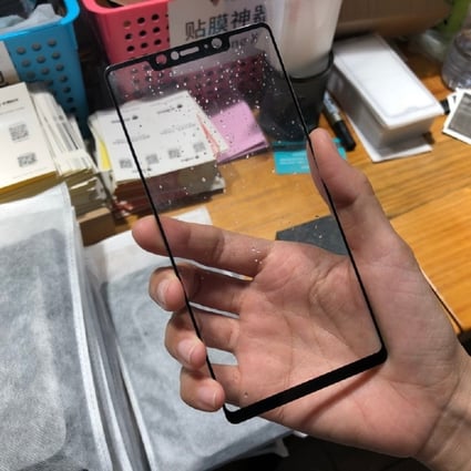 Laobaotech, a verified tech blogger on Weibo, posted a set of pictures of what appears to be the tempered glass front of Mi 7. (Picture: Weibo/Laobaotech)