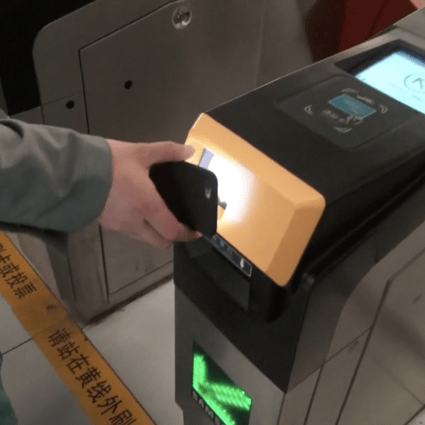 A passenger getting through subway gate by scanning a QR code. (Picture: CCTV)