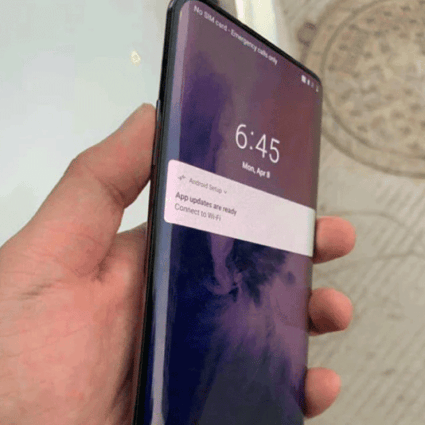 Pictures circulating on Chinese social media show a purported OnePlus phone with a curved screen and no notch. They’re in line with previous rumors hinting that the new device will have a pop-up camera. (Picture: via Weibo)