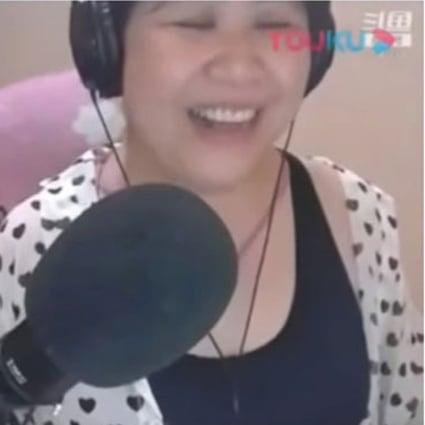 Your Highness Qiaobiluo in one of the clips she posted (left) and during the notorious live streaming session last week (right). (Picture: Weibo/Douyu)