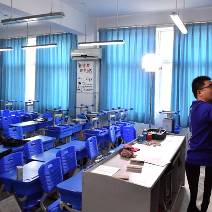 As Chinese schools remain closed due to the coronavirus outbreak, a physics teacher in Zhengzhou teaches an online class on February 2. (Picture: Xinhua)