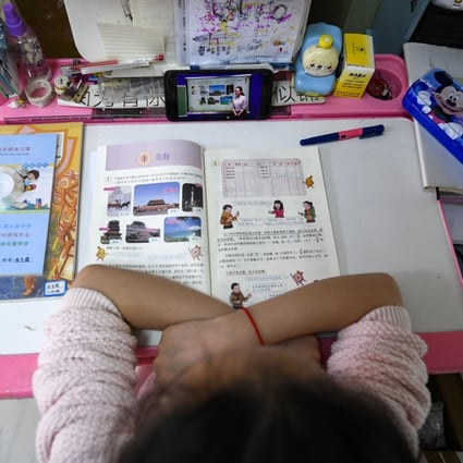 A student watches a math lesson on a phone in Yinchuan, in northwest China's Ningxia Hui Autonomous Region, on February 17. (Picture: Feng Kaihua/Xinhua)