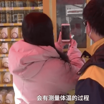 After having their national ID scanned, buyers can pay for masks with WeChat Pay or Alipay. (Picture: Pear Video)