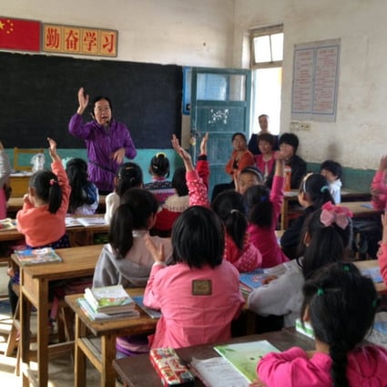 A counselor in China teaches students how to protect their bodies on October 15, 2013. (Picture: South China Morning Post)