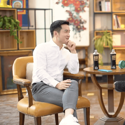 OnePlus CEO Pete Lau in conversation with Smartisan founder Luo Yonghao. (Picture: Luo Yonghao via Weibo)