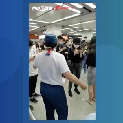 A video from local media shows passengers crowding near subway turnstiles while trying to pull up their health codes. (Picture: 浙样红TV/Weibo)