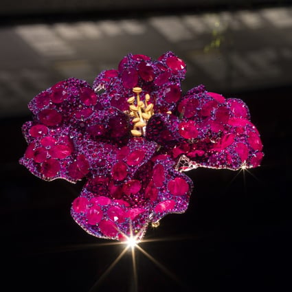 The Cindy Chao “Peony Brooch” takes pride of place at The William and Judith Bollinger Gallery in the V&A Museum. Peter Kelleher©️Victoria and Albert Museum, London 2021.


