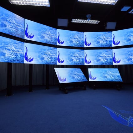 HKUST’s virtual classroom features a curved high-definition video wall with synchronous settings where teachers can see each student clearly.