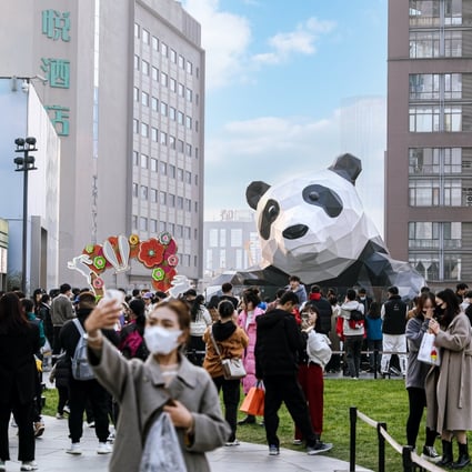 The ‘I AM HERE’ panda installation outside of Chengdu IFS has become a popular attraction thanks to its cultural relevance and emotional connection with visitors.