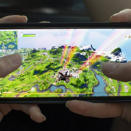 A teenager plays the game Fortnite on an iPhone X in Billerica, Massachusetts, US, on August 24, 2020. Photo: EPA-EFE