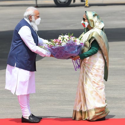 Indian Prime Minister Narendra Modi receives a bouquet of flowers from Bangladeshi Prime Minister Sheikh Hasina in Dhaka on March 26. Photo: AP