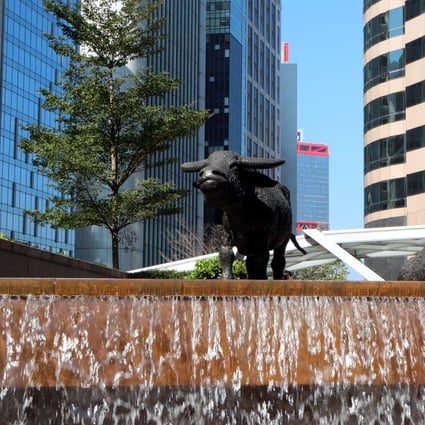 Two ox statues outside the Hong Kong stock exchange building in Central. Photo: Xinhua