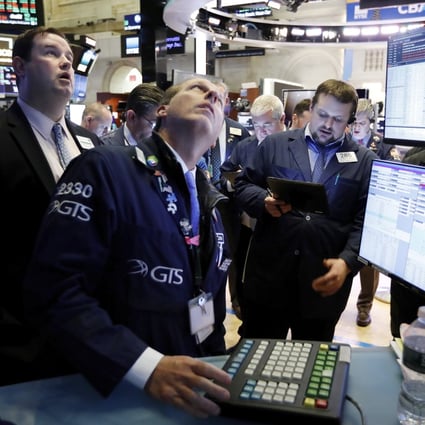Specialist Glenn Carell (center) works with traders on the floor of the New York Stock Exchange on January 15, 2020. Photo: AP