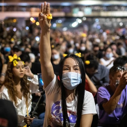 Protesters occupy Bangkok’s Lat Prao intersection to demand governmental reforms on November 27, 2020. Photo: ZUMA Wire/dpa