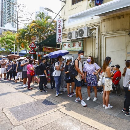 People form a long queue outside a food stall at Ngau Chi Wan Market. Photo: Nora Tam