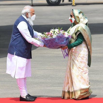 Indian Prime Minister Narendra Modis receives a bouquet of flowers from Bangladeshi Prime Minister Sheikh Hasina in Dhaka, Bangladesh, on March 26. Photo: Narendra Modi’s twitter handle via AP