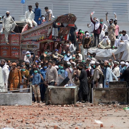 Supporters of the banned Islamist political party Tehrik-e-Labaik Pakistan (TLP) block a road during a protest in Lahore on April 18. Photo: Reuters