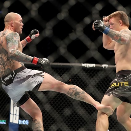 Anthony Smith kicks Jim Crute at UFC 261. Photo: AFP