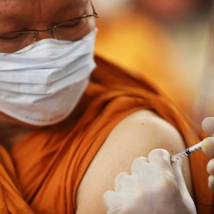 A Buddhist monk receives coronavirus disease vaccination at a hospital in Bangkok, Thailand. Photo: Reuters 