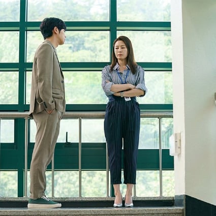 Lee Sang-yeob (left) and Moon So-ri in a still from On the Verge of Insanity.