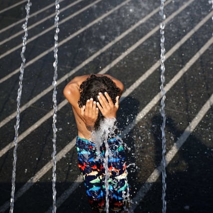 A child cools off in a fountain as temperatures reached 36.1 degrees Celsius (97 degrees Fahrenheit) on August 12 in Washington. Photo: Getty Images / AFP
