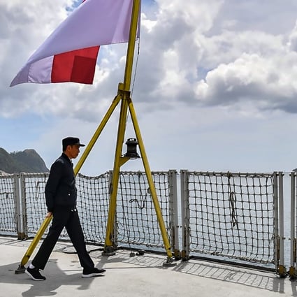 Indonesian President Joko Widodo strolls aboard a navy ship during a visit to a military base in the Natuna Islands, which border the South China Sea, on January 8, 2020. Photo: AFP