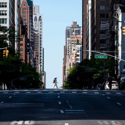 A couple cross a road in Manhattan on May 16, 2020, in New York City. Flat sales in Manhattan reached their highest level in more than three decades in the third quarter of this year. Photo: AFP