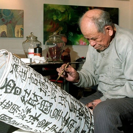 Graffiti painter Tsang Tsou-choi, also known as the King of Kowloon, prepares for a solo exhibition in 1997. Photo: Dickson Lee