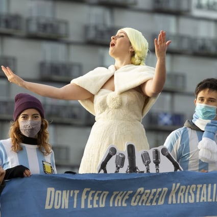 An activist imitates Argentinian former first lady Eva Peron at a protest calling for debt reform, in Glasgow, Scotland, on November 11.  Photo: EPA-EFE