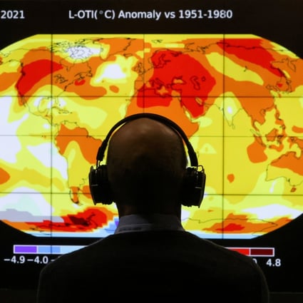 A delegate looks at a screen showing a world map during the COP26 conference in Glasgow, Scotland, on November 8. Photo: Reuters 