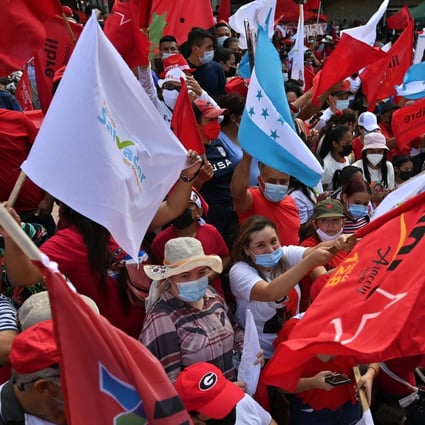 Supporters of Honduran presidential candidate for the Libertad y Refundacion (Libre) party Xiomara Castro de Zelaya take part in the campaign’s closing event, in Tegucigalpa on November 21, 2021. On November 28 Hondurans will elect a president, three vice-presidents and hundreds of other officials. Photo: AFP