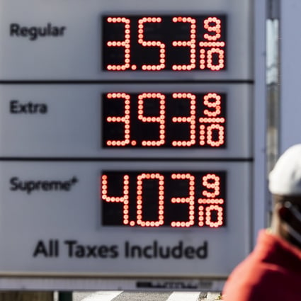 Prices are displayed on a board at a petrol station in Staten, New York, on November 10. The US consumer price index, which includes petrol prices, has risen 6.2 percent from a year ago, to its highest level since December 1990. Photo: EPA-EFE