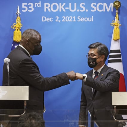 US Defence Secretary Lloyd Austin bumps fists with South Korean Defence Minister Suh Wook on December 2, 2021. Photo: AP 