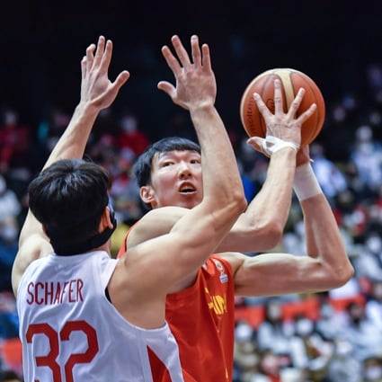 Zhou Qi (right) takes on Japan’s Schafer Avi Koki during a Group B match between China and Japan at the Fiba Basketball World Cup Asian Qualifiers in Sendai, Japan, on November 27. Photo: Xinhua