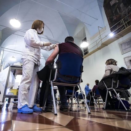 People get vaccinated against Covid-19 in Rome, Italy. Photo: ANSA via ZUMA Press/dpa