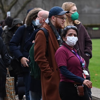 People queue up for Covid-19 booster jabs in London.  Photo: EPA-EFE