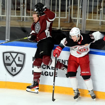 Dinamo Riga’s Lukas Radill (left) vies with HC Vityaz Moscow Region’s Igor Rydchenko during the 2021-2022 Kontinental Hockey League. Photo: Xinhua