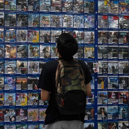 Customers browse computer games at a store in Beijing on September 10, 2021, days after Chinese officials summoned gaming enterprises including Tencent and NetEase, the two market leaders in China’s multibillion-dollar gaming scene, to discuss further curbs on the industry. Photo: AFP 