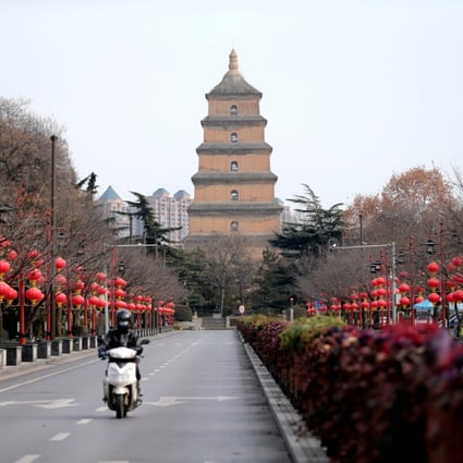 A rider travels on an empty road in Xian, capital of northwestern Shaanxi province, on December 26, 2021, following lockdown measures to curb the spread of Covid-19 infection in the city. Photo: Reuters