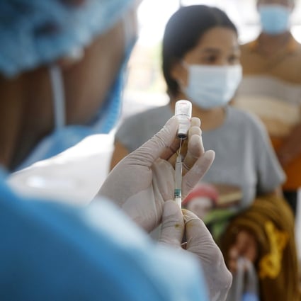 A health worker prepares a dose of the Sinovac Covid-19 vaccine in Phnom Penh, Cambodia. Photo: Xinhua 
