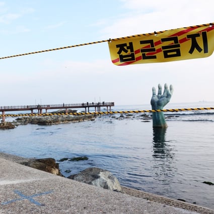 A notice at Cape Homi, South Korea, a popular sunrise viewpoint will close as part of efforts to contain the spread of Covid-19. Photo: EPA
