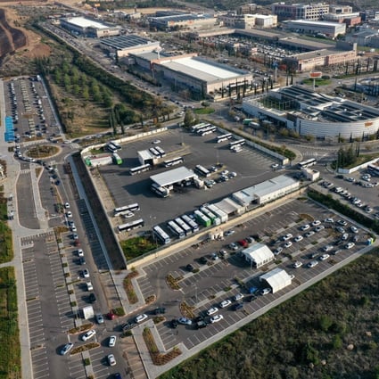 This aerial view shows cars lined up at a drive-through testing site for the coronavirus, in the central Israeli city of Modiin, on January 2, 2022. Photo: AFP