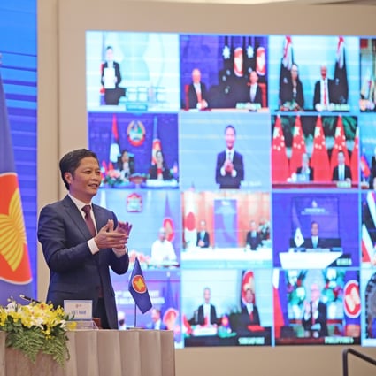 Vietnam’s Prime Minister Nguyen Xuan Phuc (left) and Minister of Industry and Trade Tran Tuan Anh celebrate the signing of the Regional Comprehensive Economic Partnership (RCEP) in Hanoi, Vietnam, on November 15, 2020. Photo: EPA-EFE