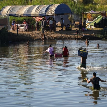 Myanmar refugees settle temporarily on the Moei River Bank at the Thai-Myanmar border. Photo: Reuters