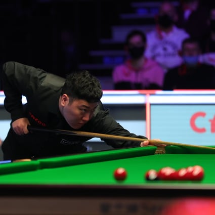 Yan Bingtao in action against Mark Williams during the first round of the 2022 Cazoo Masters at the Alexandra Palace. Photo: World Snooker Tour
