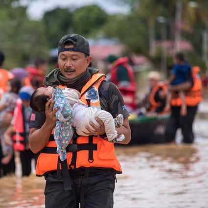 Rescuers evacuate flood victims in Hulu Langat, Selangor, Malaysia, on December 19, 2021. Photo: Xinhua