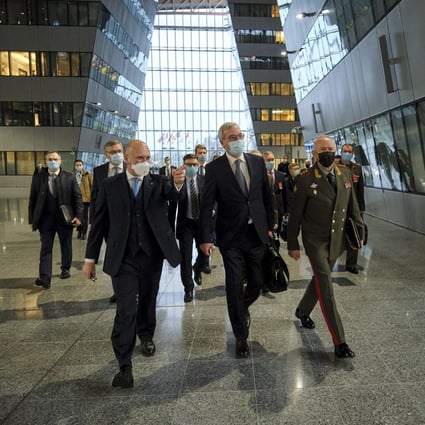 Alexander Grushko (centre), Russian Deputy Minister of Foreign Affairs, and Alexander Fomin (right), Russian Deputy Minister of Defence. Photo: dpa 