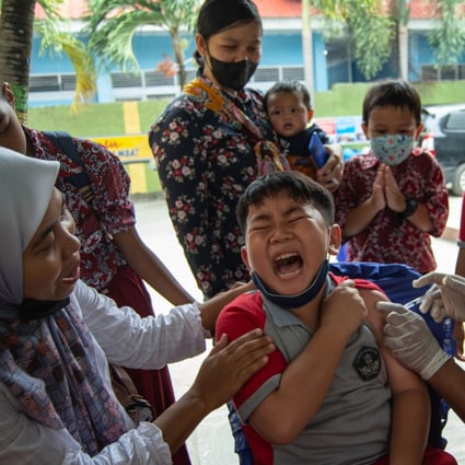 A primary school student gets vaccinated against Covid-19 in Palu, Indonesia. Photo: ZUMA Press Wire/dpa