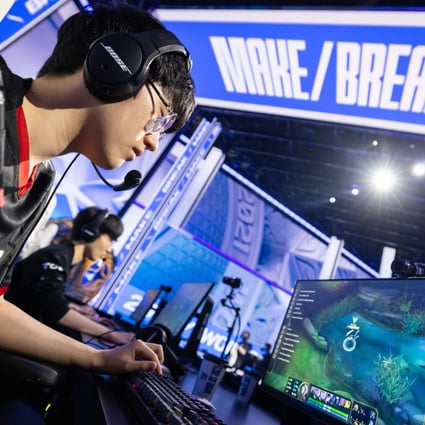 Edward Gaming’s Lee Ye-chan competes at the League of Legends World Championship Finals on November 6, 2021 in Reykjavik, Iceland. Photo: Riot Games via Getty Images