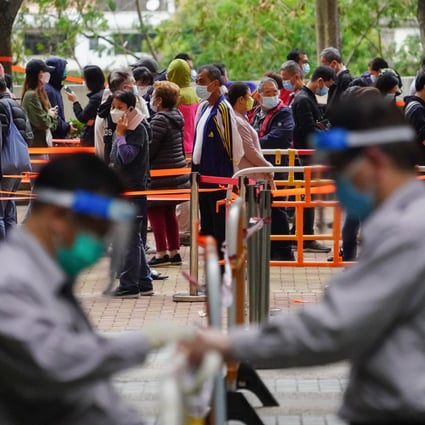 Residents at Kwai Chung Estate queue to get tested for Covid-19. Photo: Felix Wong
